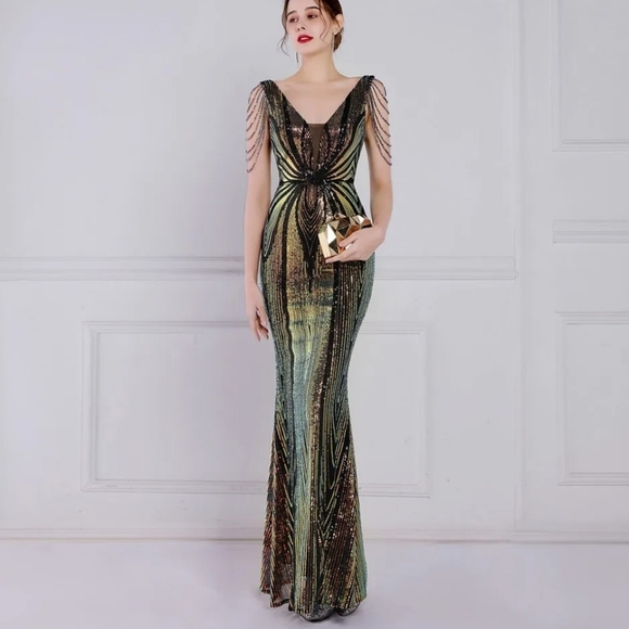 Stunning Metallic Evening Dress with Sequin Detail - Picture 6 of 16